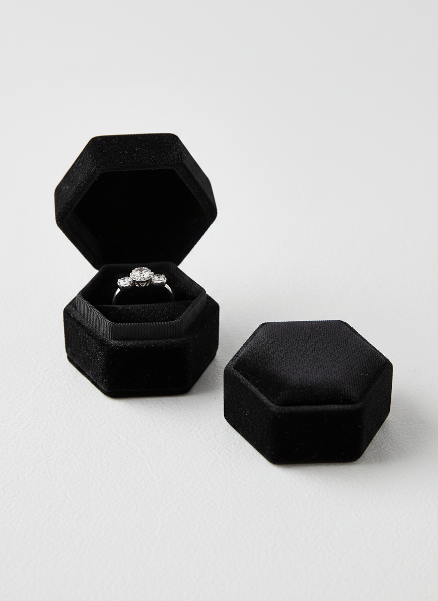 Écrin velours noir hexagonal avec bague