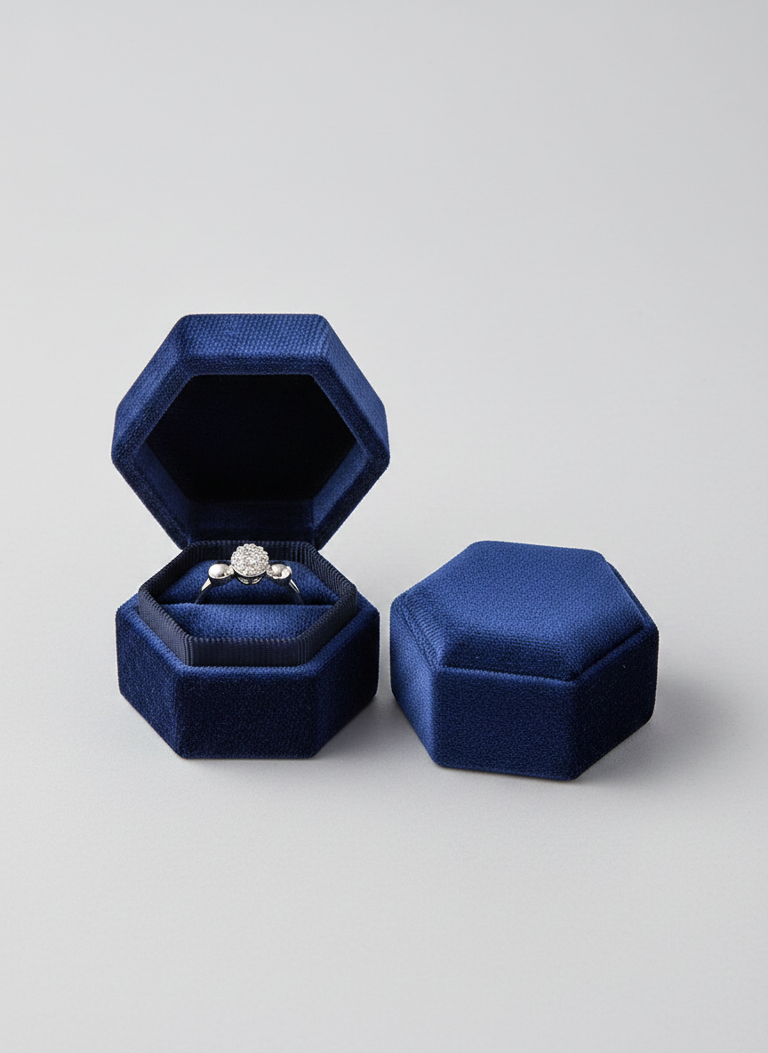 Écrin velours bleu marine hexagonal avec bague