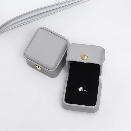 Écrin à Bague Gris 5,8x5,8x4,5cm – Fermeture Couronne