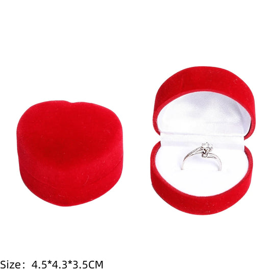Écrin Carré Velours – Bague de Fiançailles Élégante