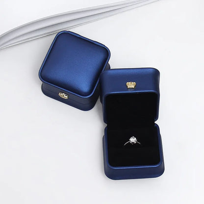 Écrin à Bague Bleu Marine 5,8x5,8x4,5cm – Fermeture Couronne