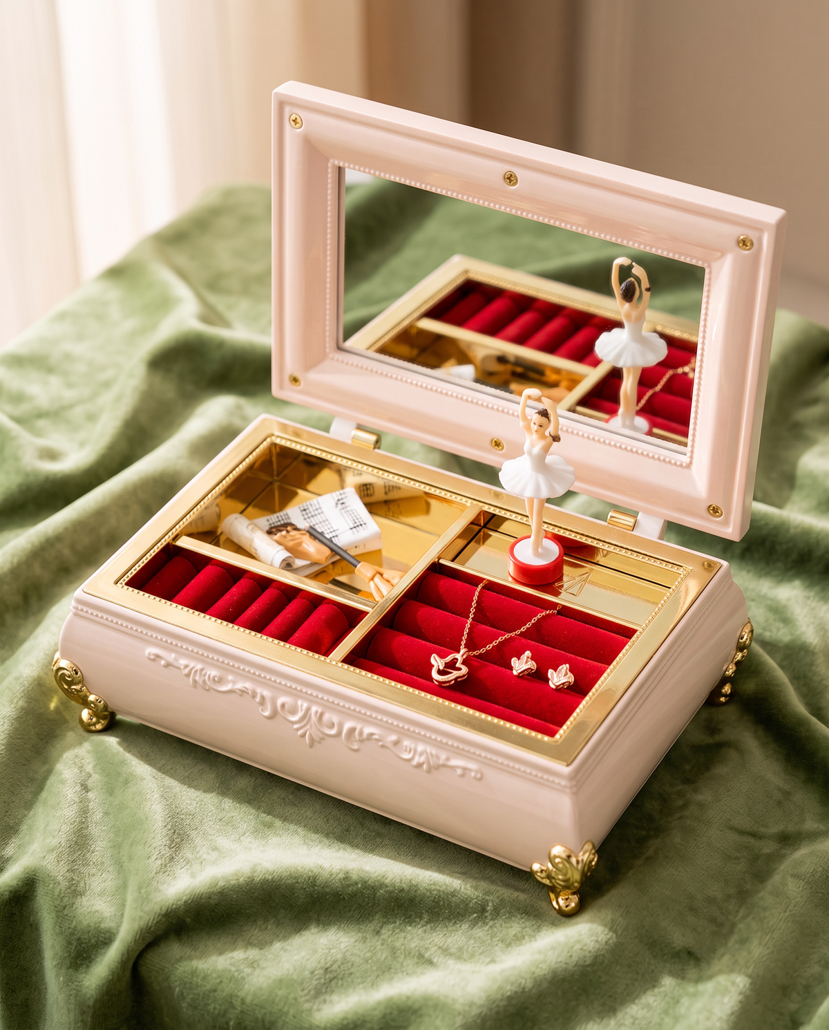 Boîte à bijoux musique fille - vert sauge, bijoux à l'intérieur