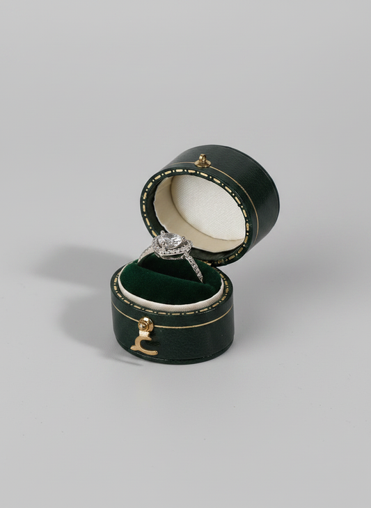 Écrin à bague mini rétro vert foncé avec bague de fiançailles