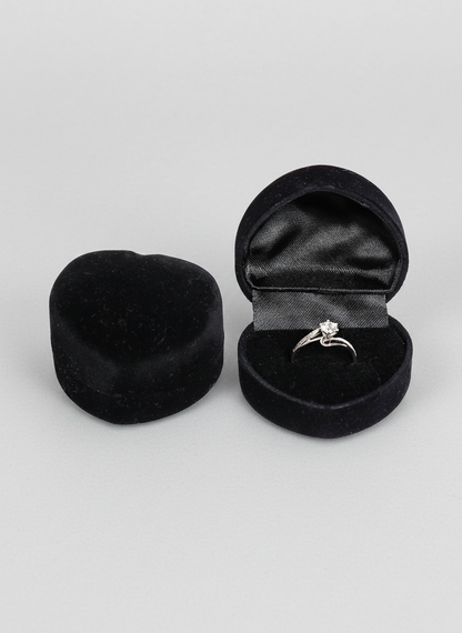 Écrin velours noir coeur avec bague de fiançailles