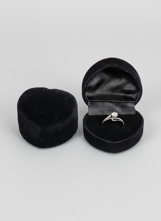 Écrin velours noir coeur avec bague de fiançailles