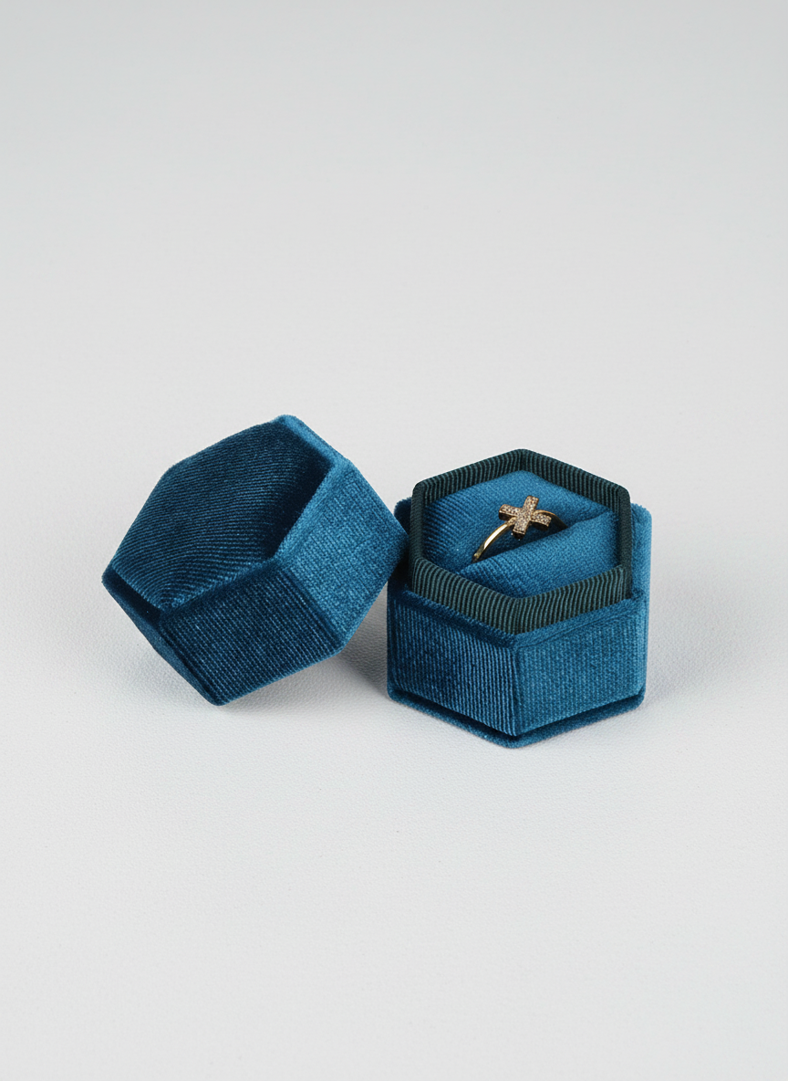 Écrin à bague octogonal velours bleu roi avec bague