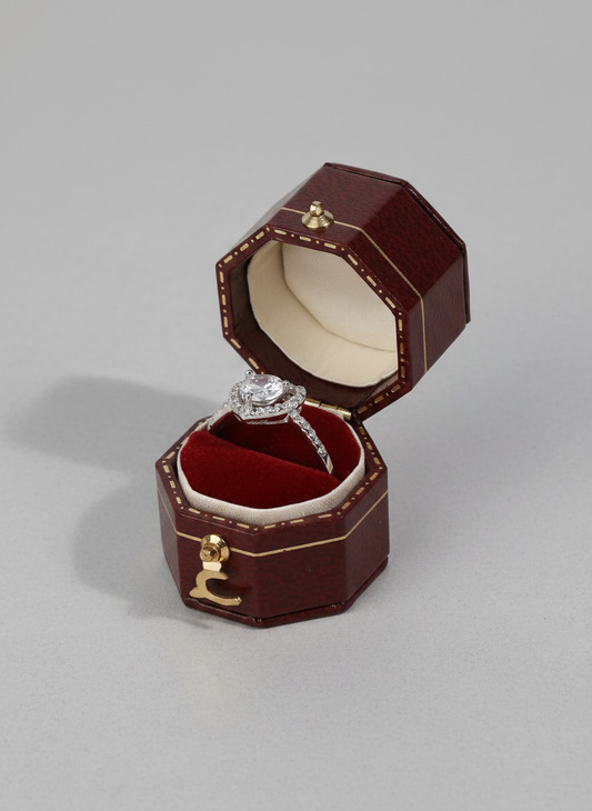 Écrin à bague mini rétro bordeaux avec bague de fiançailles