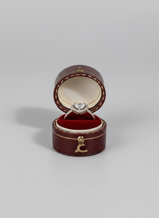 Écrin à bague mini rétro bordeaux avec bague de fiançailles