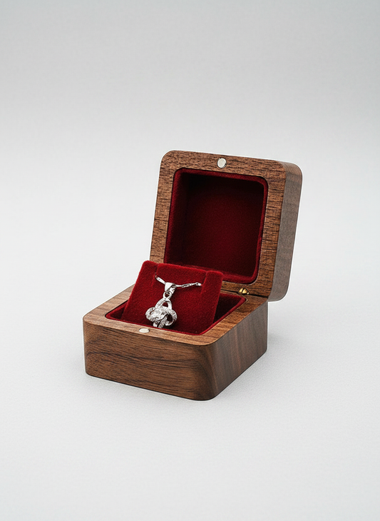 Écrin à collier bois massif avec pendentif
