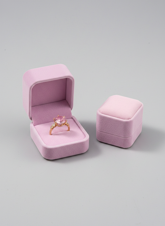 Écrin velours rose avec bague de fiançailles