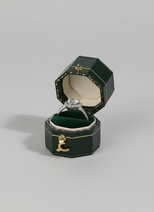 Écrin à bague mini rétro vert avec bague de fiançailles