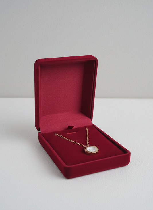 Écrin nuptial velours lie-de-vin avec collier