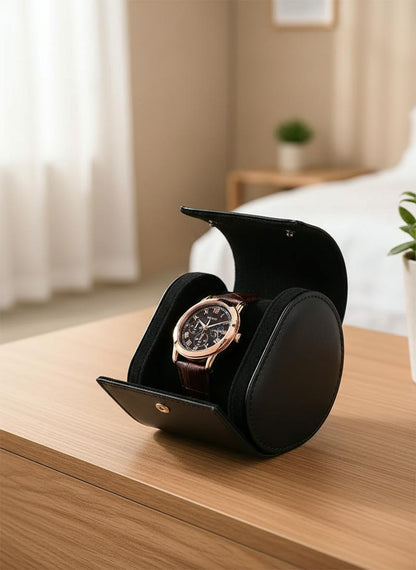 Étui à montre cuir PU noir sur commode en chêne, chambre