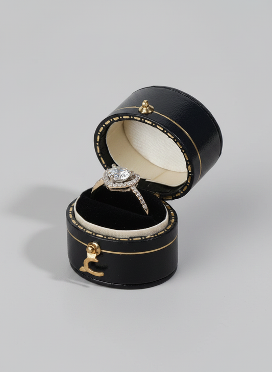 Écrin à bague mini rétro noir avec bague de fiançailles