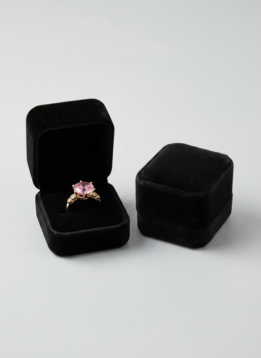 Écrin velours noir carré avec bague
