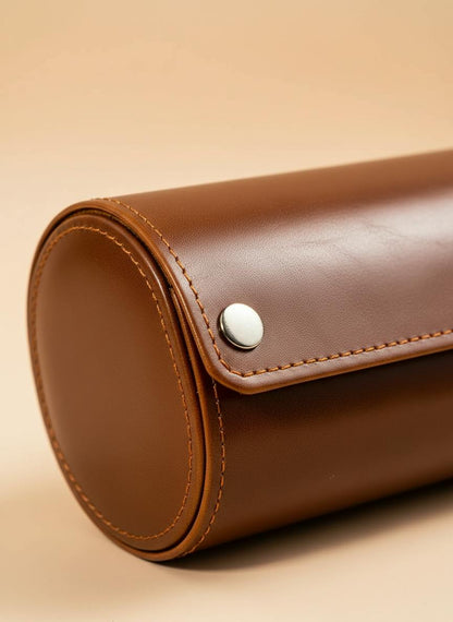 Zoom sur le cuir, les coutures et le bouton-pression