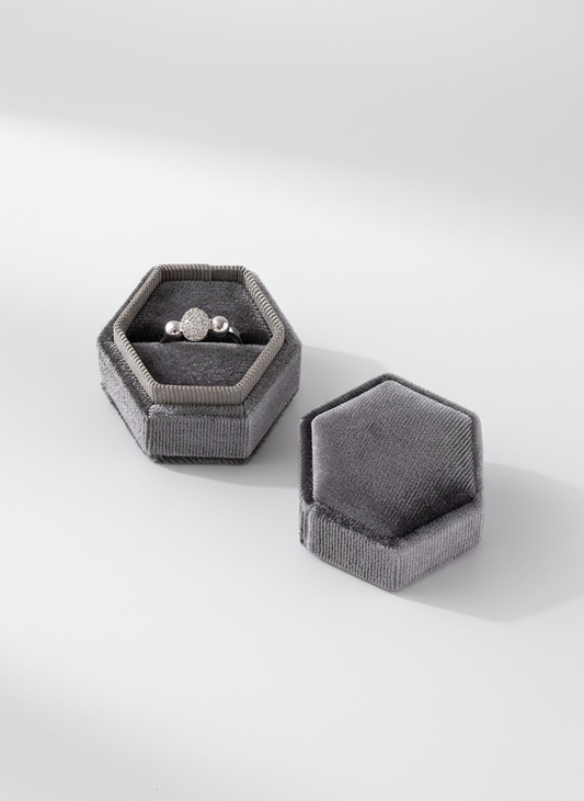 Écrin velours gris hexagonal avec bague