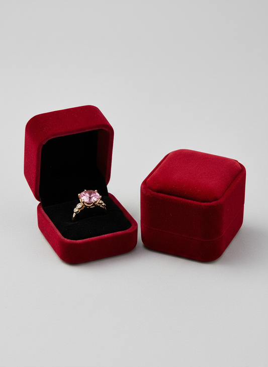 Écrin velours bordeaux avec bague de fiançailles