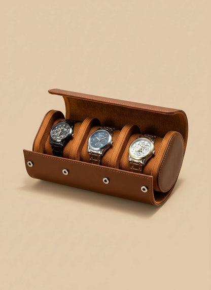 Boîte à montre 3 compartiments cuir marron ouverte, fond beige
