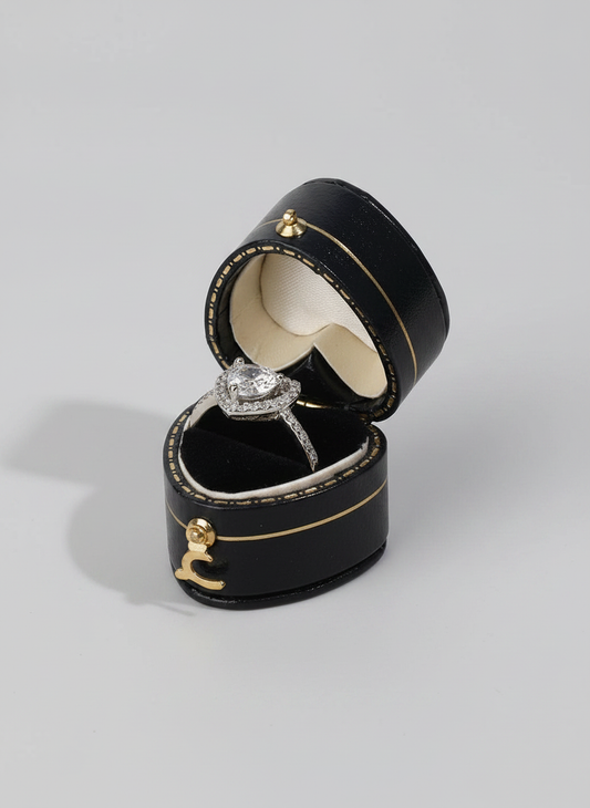 Écrin à bague mini rétro avec bague de fiançailles