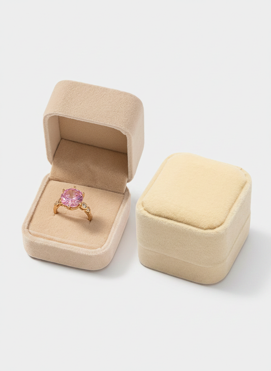 Écrin velours abricot avec bague de fiançailles