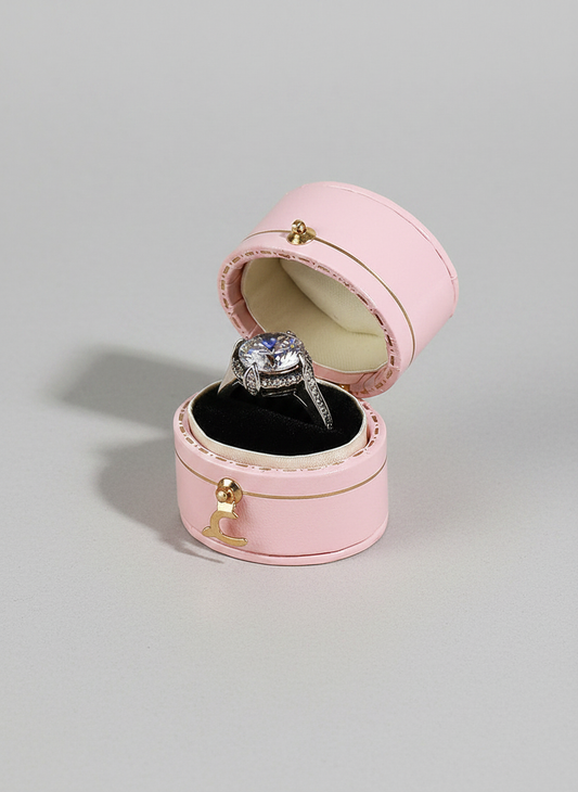 Écrin à bague mini rétro rose avec bague de fiançailles