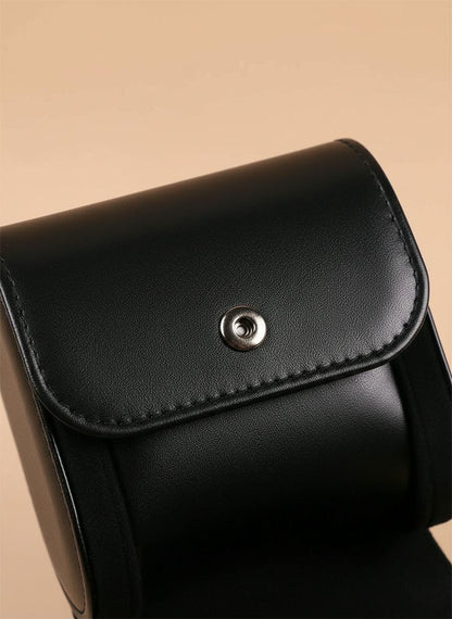 Zoom sur le cuir PU, les coutures et le bouton-pression