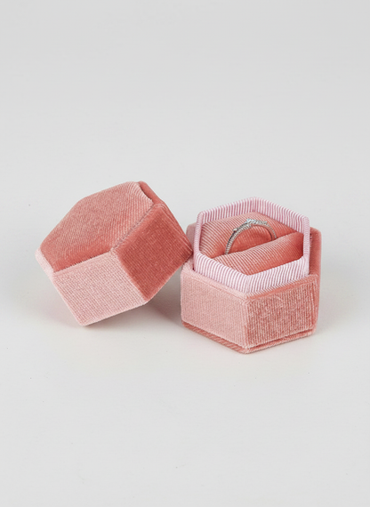 Écrin à bague octogonal velours rose avec bague