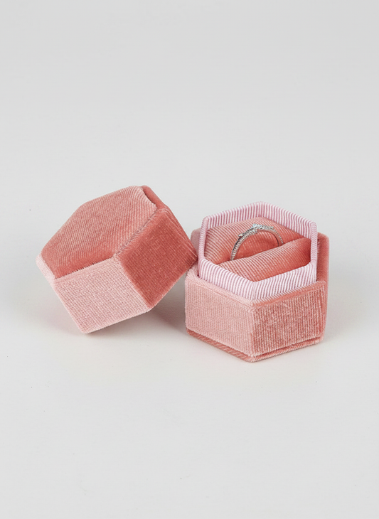 Écrin à bague octogonal velours rose avec bague