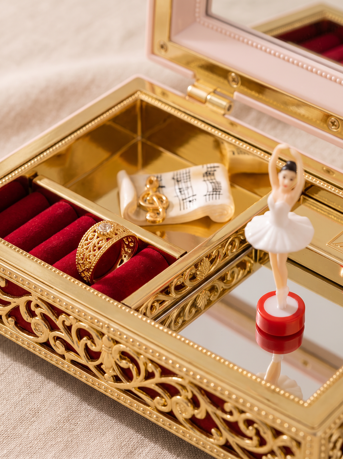 Boîte à bijoux danseuse musical