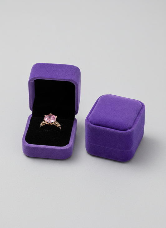 Écrin velours violet avec bague de fiançailles