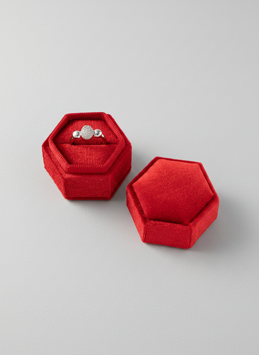 Écrin velours rouge hexagonal avec bague