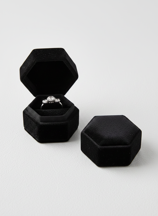 Écrin velours noir hexagonal avec bague