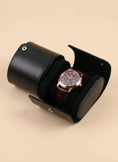 Étui à montre rond cuir PU noir ouvert avec montre, fond beige