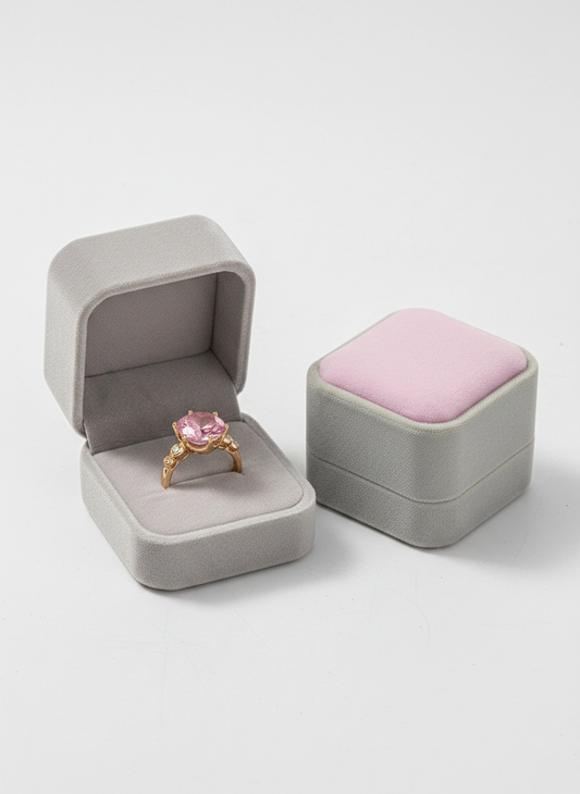 Écrin velours rose et gris avec bague