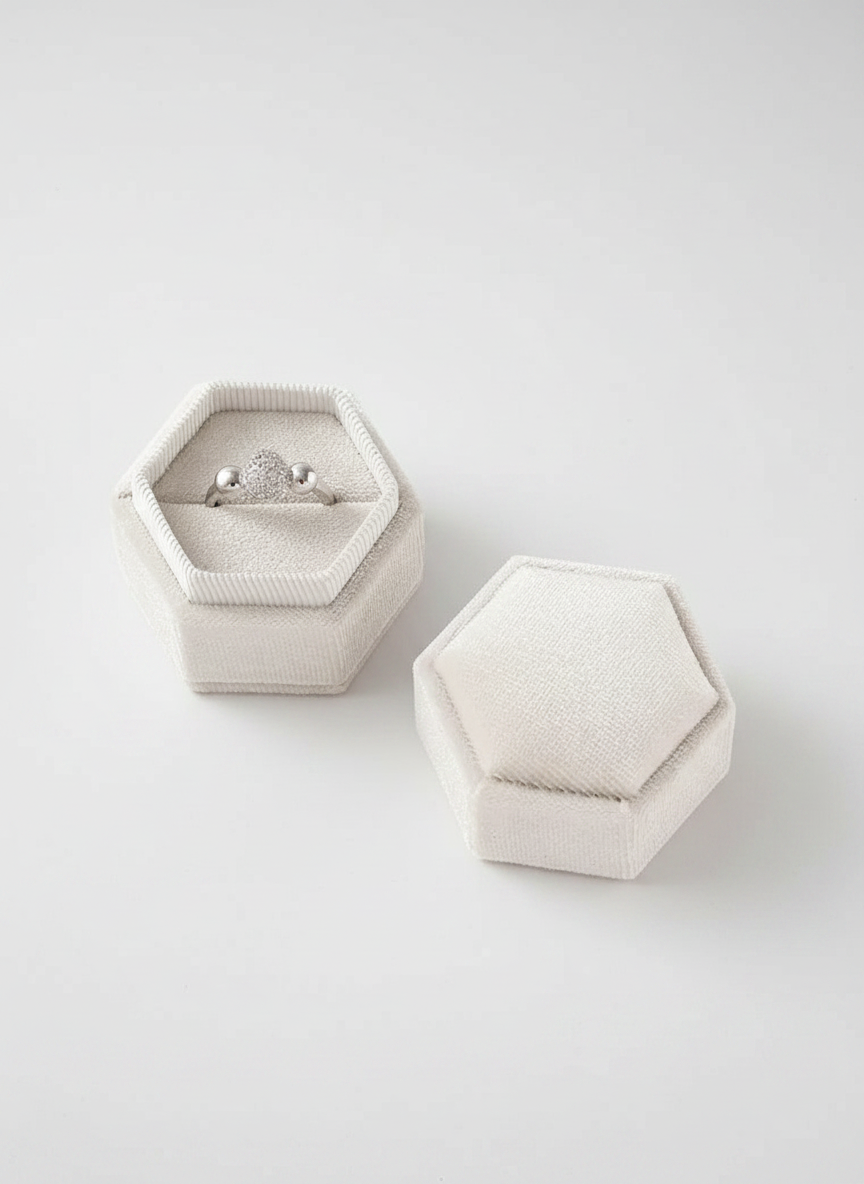 Écrin velours blanc hexagonal avec bague