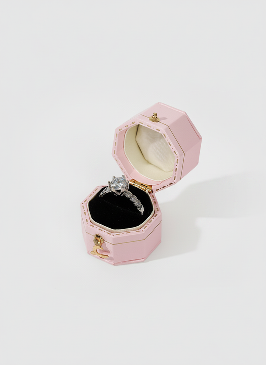 Écrin à bague mini rétro rose avec bague de fiançailles